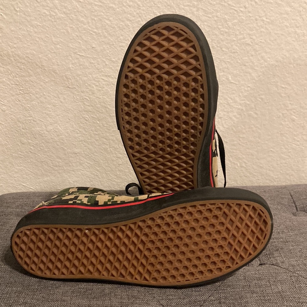 Vans High-Top Sneakers in Green Camo with Black Stripe - Picture 5 of 5